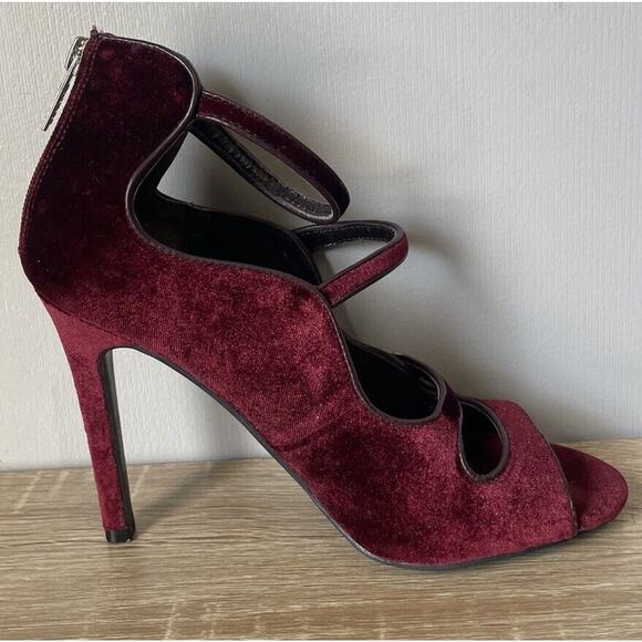 Guess Women’s Open Toe Red Velour Strappy Buttons Heels Cosplay Costume Size 7.5 - Picture 5 of 8